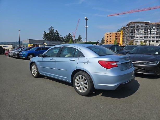2012 Chrysler 200 4dr Sdn Touring | Keyless Entry | Cruise Control! image 4
