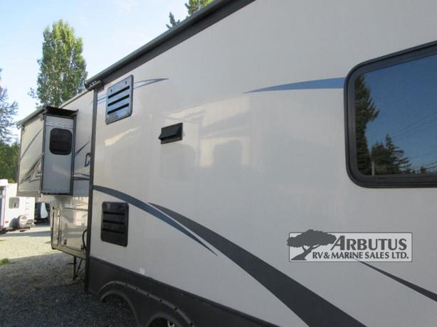 Used 2015 Prime Time RV Crusader 335BHS image 4