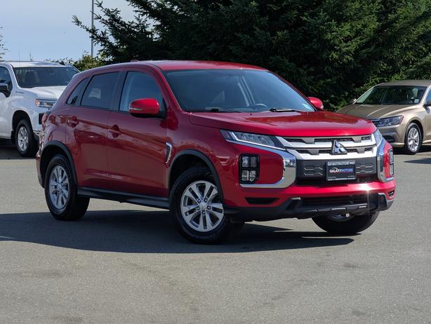 2021 Mitsubishi RVR SE - No Accidents, 4x4, Heated Seats image 4