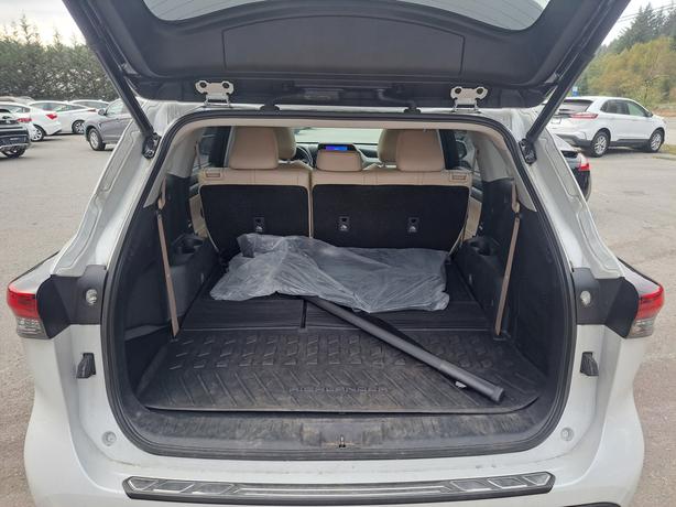 2023 Toyota Highlander Hybrid XLE AWD - Heated Seats, Moonroof image 8