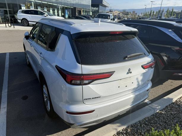 2024 Mitsubishi Outlander SE image 3