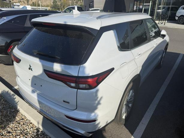 2024 Mitsubishi Outlander SE image 4
