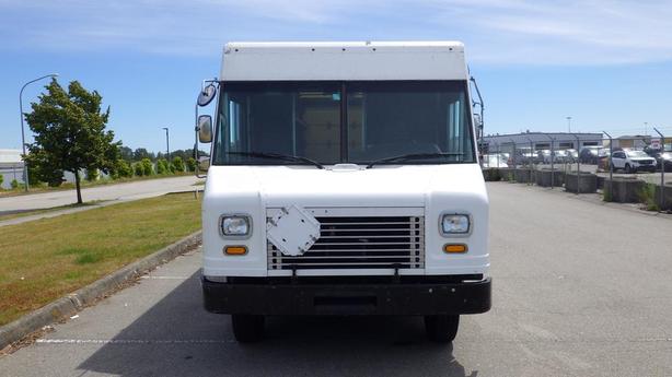 2011 Ford Econoline E-450 Cargo Step Van With Shelving image 3