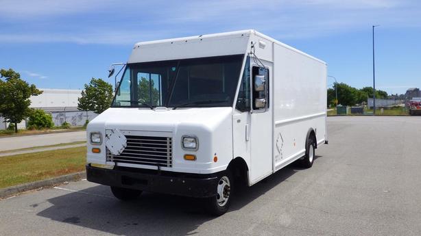 2011 Ford Econoline E-450 Cargo Step Van With Shelving image 4