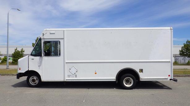 2011 Ford Econoline E-450 Cargo Step Van With Shelving image 6