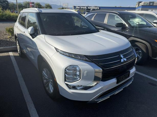 2024 Mitsubishi Outlander SE image 1