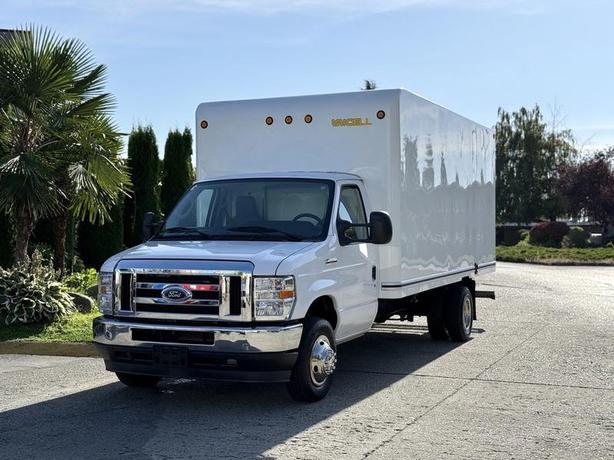 2021 Ford Econoline E-450 16-Foot Cube Van Box Truck with Loading Ramp image 4