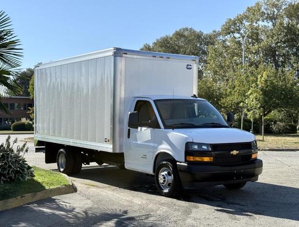 2024 Chevrolet Express 4500 16-Foot Cube Van image 1