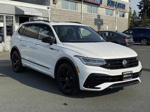 2023 Volkswagen Tiguan R-Line Black -Rain Sensing Wipers & Power Moonroof image 4