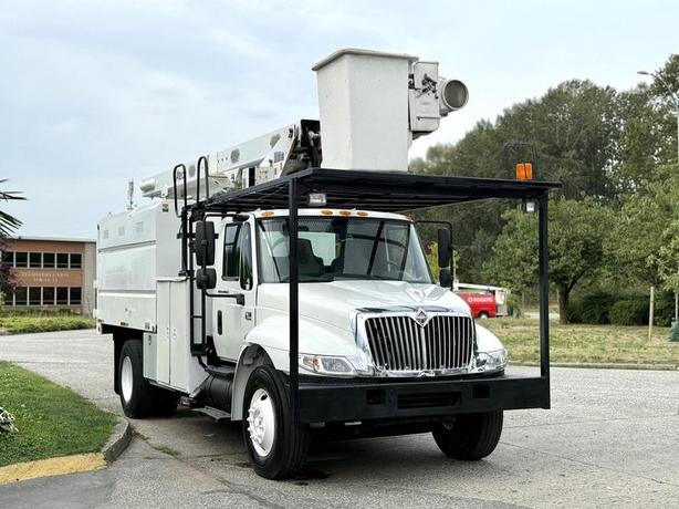 2006 International 4300 Altec Bucket Truck Diesel with 11-Foot Dump image 2