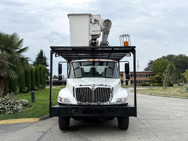 2006 International 4300 Altec Bucket Truck Diesel with 11-Foot Dump image 3