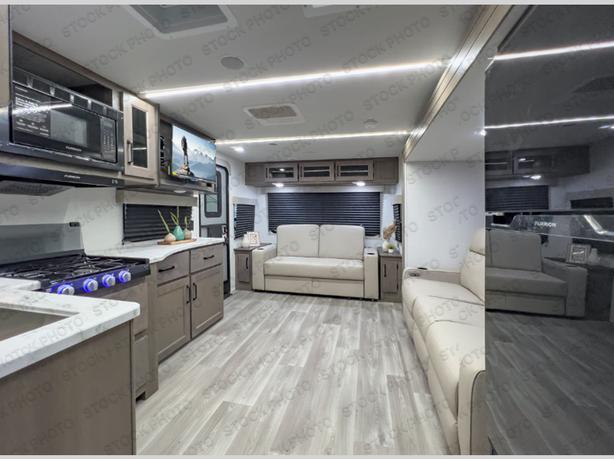Used 2025 Grand Design Transcend Xplor 245RL image 2