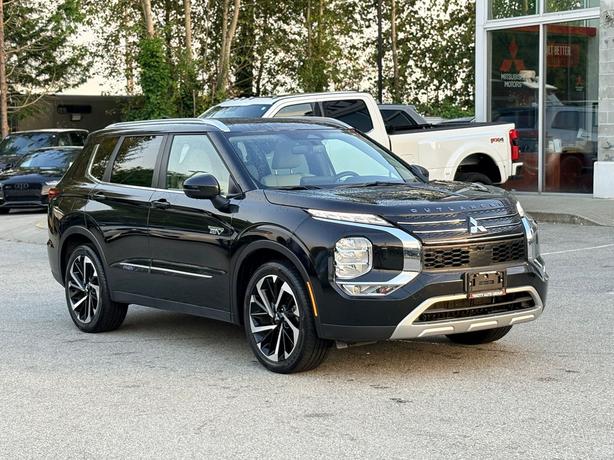2023 Mitsubishi Outlander PHEV SEL - No Accidents, One Owner, Leather image 3