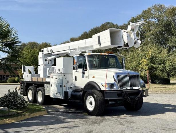 2006 International 7500 Diesel Altec Bucket Truck with Air Brakes image 1
