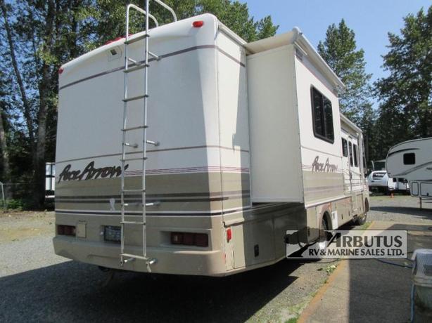 Used 2000 Fleetwood RV Pace Arrow 35N image 7
