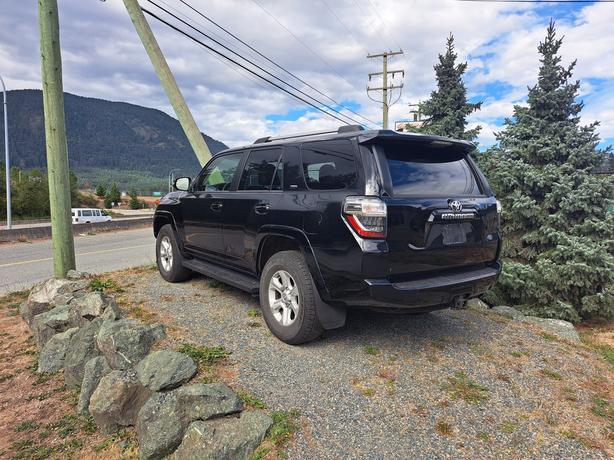 2022 Toyota 4Runner SR5 - 7 SEATER image 5