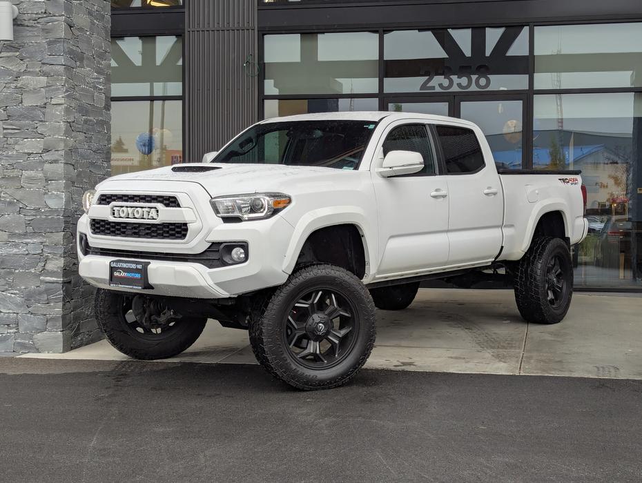 2018 Toyota Tacoma SR5 - 3.5L V6, Double Cab, 6' Box, 4x4 display photo