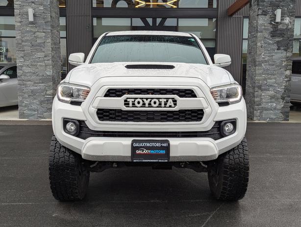 2018 Toyota Tacoma SR5 - 3.5L V6, Double Cab, 6' Box, 4x4 image 3