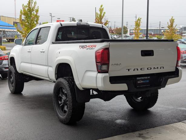 2018 Toyota Tacoma SR5 - 3.5L V6, Double Cab, 6' Box, 4x4 image 8
