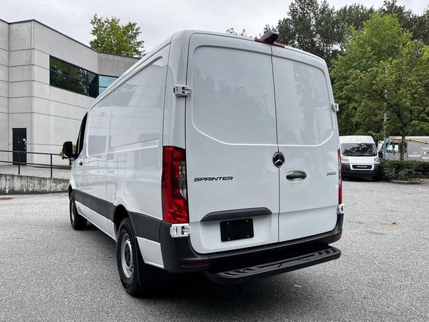 2020 Mercedes-Benz Sprinter 2500 Low Roof Diesel Cargo Van with 144-in WheelBase image 8