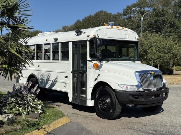 2014 International 4200 21 Passenger Diesel Bus with Seatbelts Hydraulic Brakes image 1