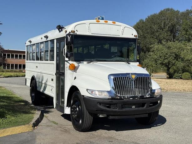 2014 International 4200 21 Passenger Diesel Bus with Seatbelts Hydraulic Brakes image 2