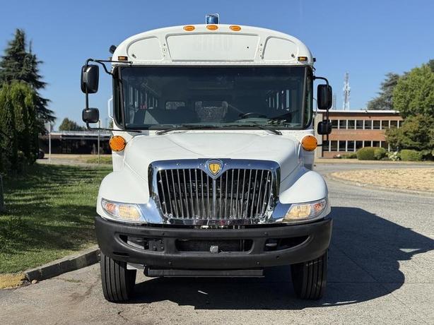 2014 International 4200 21 Passenger Diesel Bus with Seatbelts Hydraulic Brakes image 3