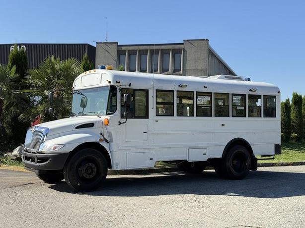 2014 International 4200 21 Passenger Diesel Bus with Seatbelts Hydraulic Brakes image 5