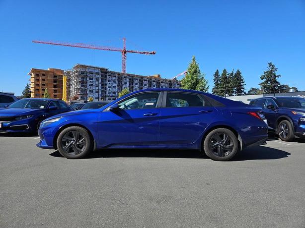 2022 Hyundai Elantra Preferred IVT | Power Sunroof | Tech Package! image 3