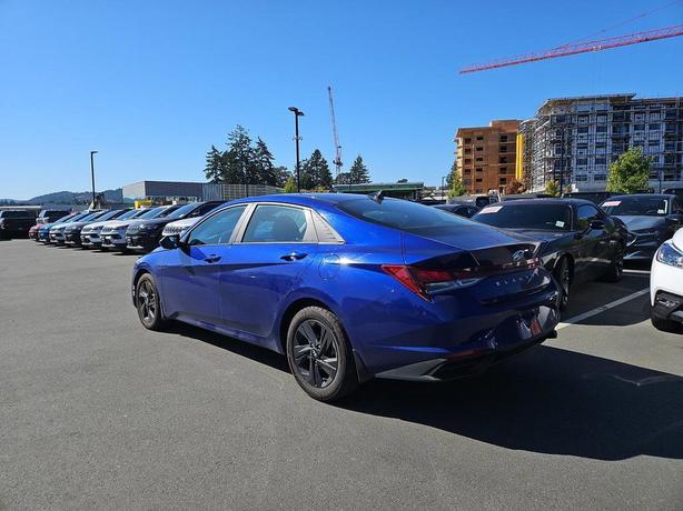 2022 Hyundai Elantra Preferred IVT | Power Sunroof | Tech Package! image 4