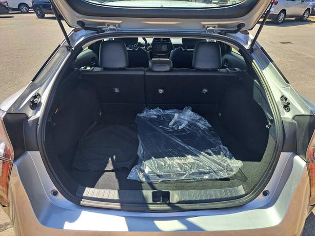 2018 Toyota Prius Touring Hybrid - Nav, Heated Seats image 8