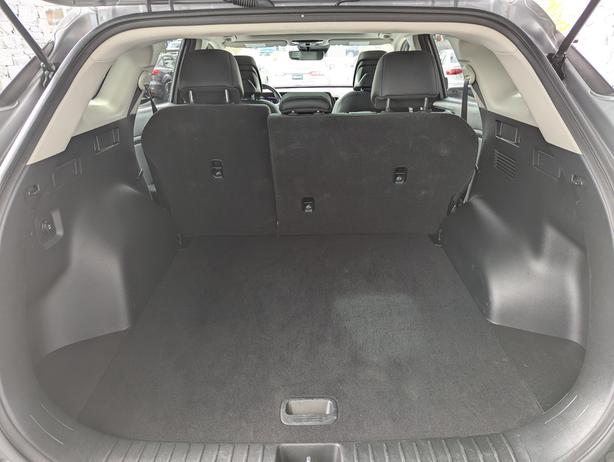2024 Kia Sportage EX - No Accidents, Heated Seats, Sunroof, AWD image 8