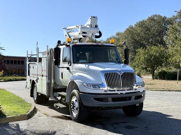 2010 International 4300 Altec Bucket Truck with Diesel Engine, Air Brakes & Serv image 2