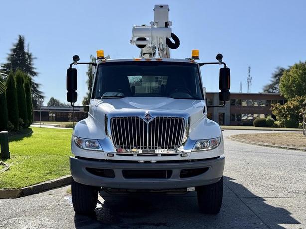 2010 International 4300 Altec Bucket Truck with Diesel Engine, Air Brakes & Serv image 3