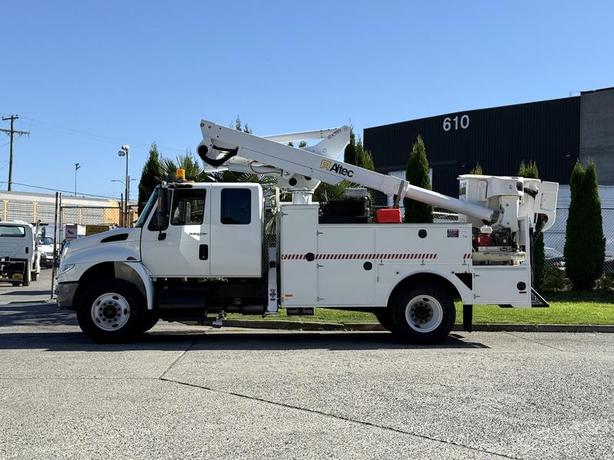 2010 International 4300 Altec Bucket Truck with Diesel Engine, Air Brakes & Serv image 5