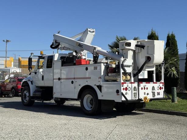 2010 International 4300 Altec Bucket Truck with Diesel Engine, Air Brakes & Serv image 6