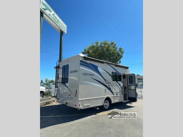 Used 2019 Thor Motor Coach Gemini 23TB image 2