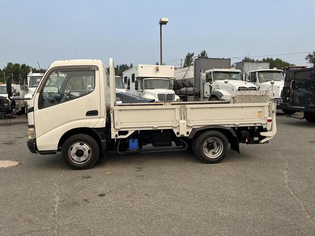 2005 Toyota Toyoace Right hand Drive Mini Truck with Power Tailgate. image 2
