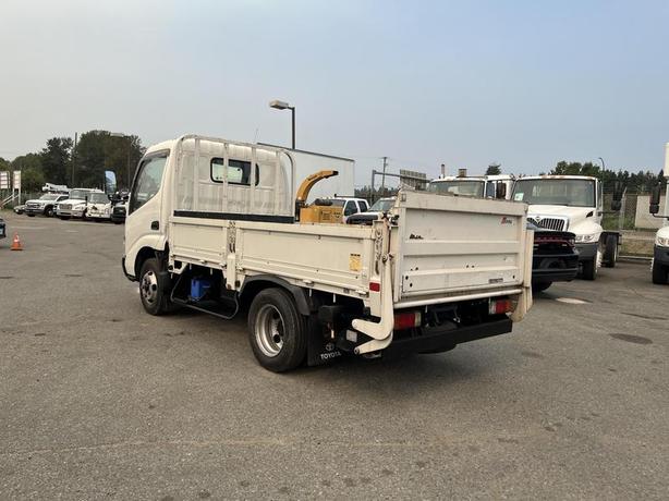 2005 Toyota Toyoace Right hand Drive Mini Truck with Power Tailgate. image 3