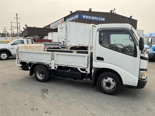 2005 Toyota Toyoace Right hand Drive Mini Truck with Power Tailgate. image 7