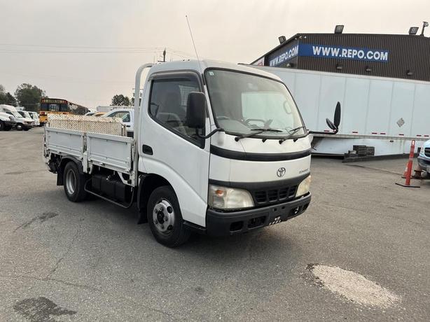 2005 Toyota Toyoace Right hand Drive Mini Truck with Power Tailgate. image 8