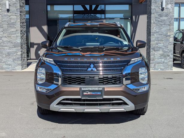 2023 Mitsubishi Outlander LE - No Accidents, Heated Seats, Sunroof, 4x4 image 3