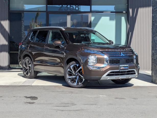 2023 Mitsubishi Outlander LE - No Accidents, Heated Seats, Sunroof, 4x4 image 4