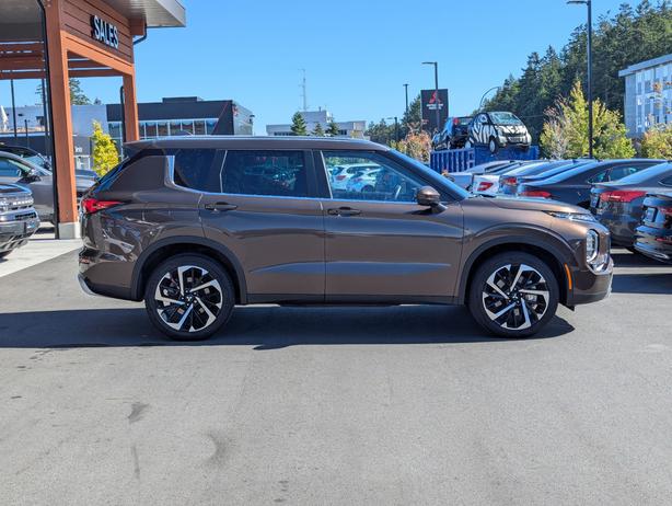 2023 Mitsubishi Outlander LE - No Accidents, Heated Seats, Sunroof, 4x4 image 5