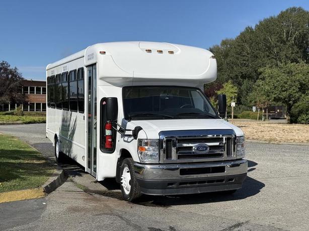 2021 Ford Econoline E450 23-Passenger Bus image 2