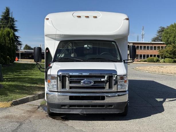 2021 Ford Econoline E450 23-Passenger Bus image 3