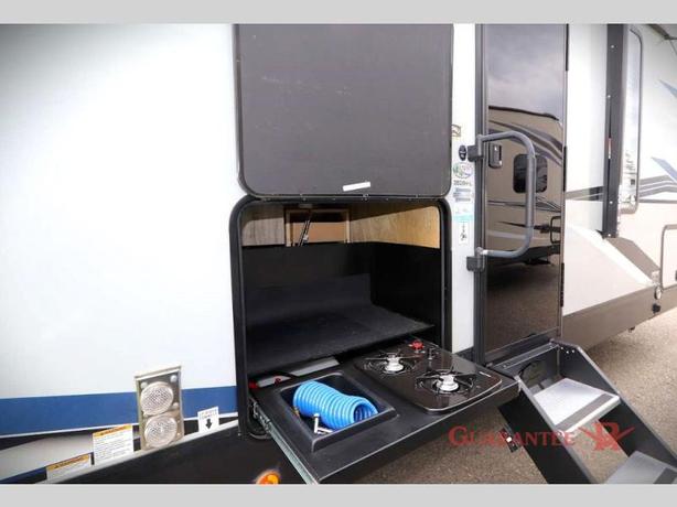 Used 2021 Forest River RV Cherokee Alpha Wolf 26DBH-L image 6