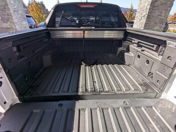 2022 Hyundai Santa Cruz Premium - No Accidents, Heated Seats, Sunroof, AWD image 8