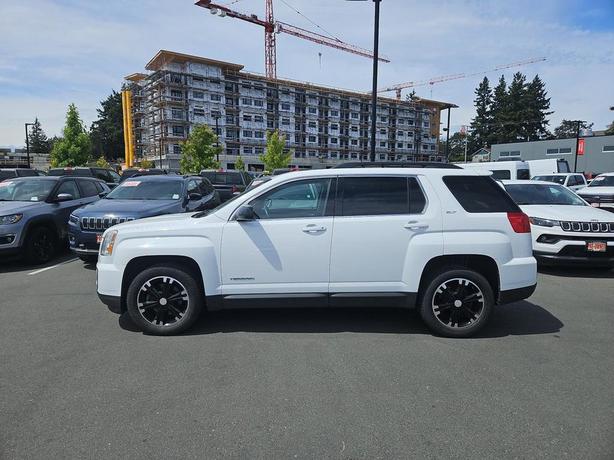 2017 GMC Terrain AWD 4dr SLT | No Reported Accidents! image 3