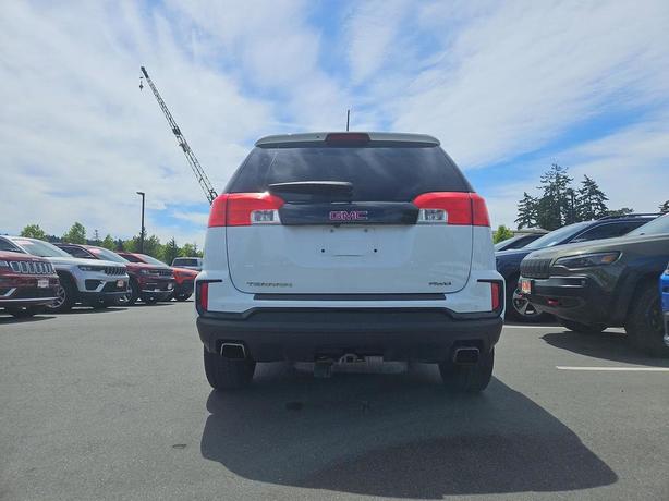 2017 GMC Terrain AWD 4dr SLT | No Reported Accidents! image 5